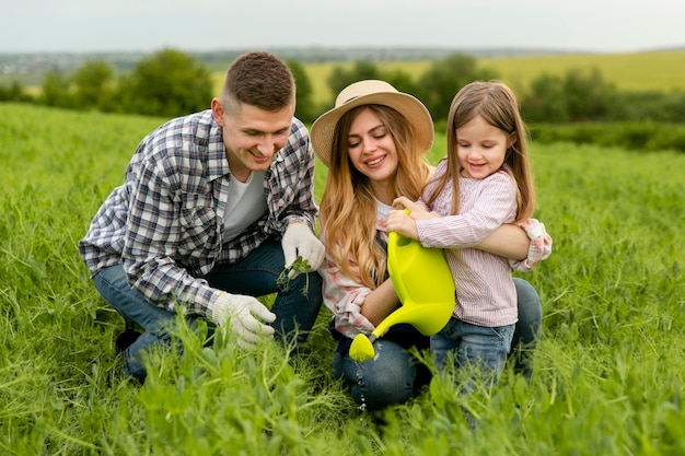 Linda familia en la granja