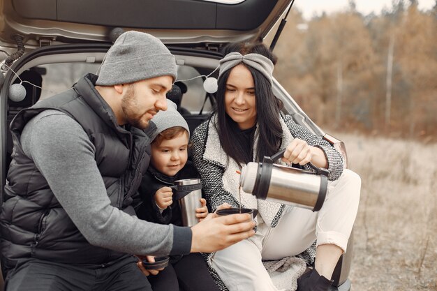 Linda familia jugando en un bosque de primavera