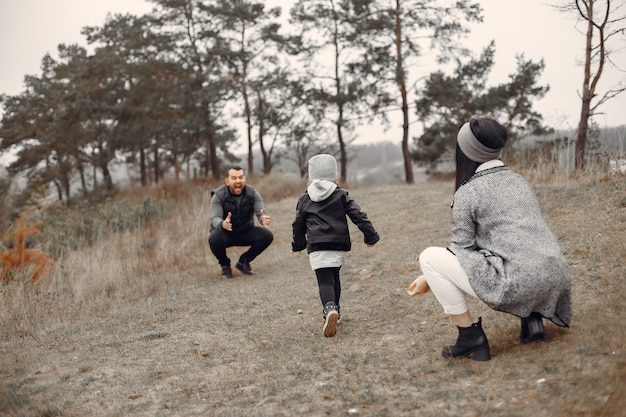 Linda familia jugando en un bosque de primavera