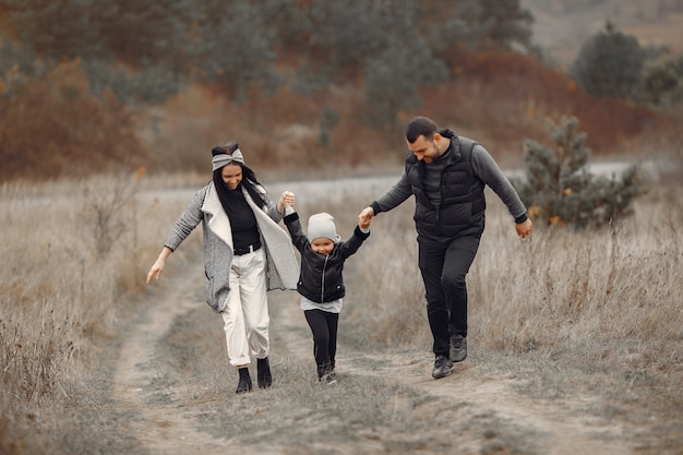 Linda familia jugando en un bosque de primavera