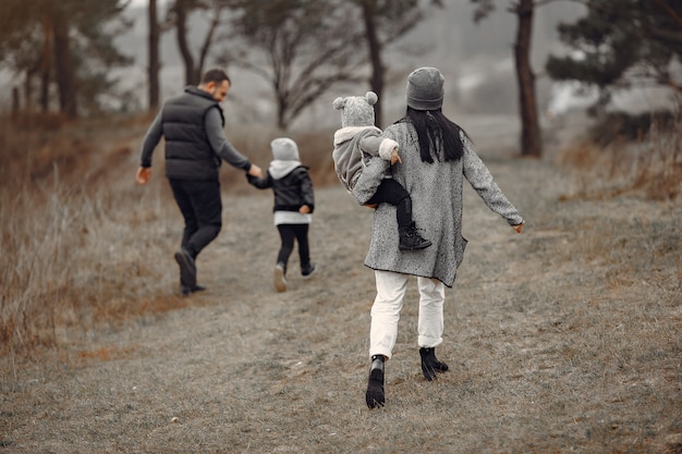 Linda familia jugando en un bosque de primavera