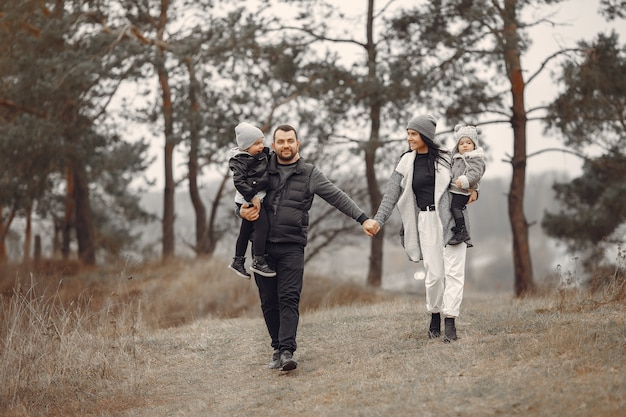 Linda familia jugando en un bosque de primavera