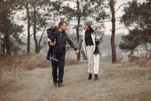 Linda familia jugando en un bosque de primavera