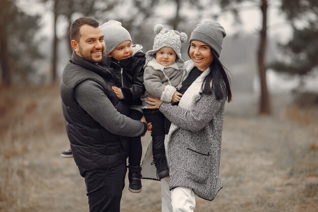 Linda familia jugando en un bosque de primavera