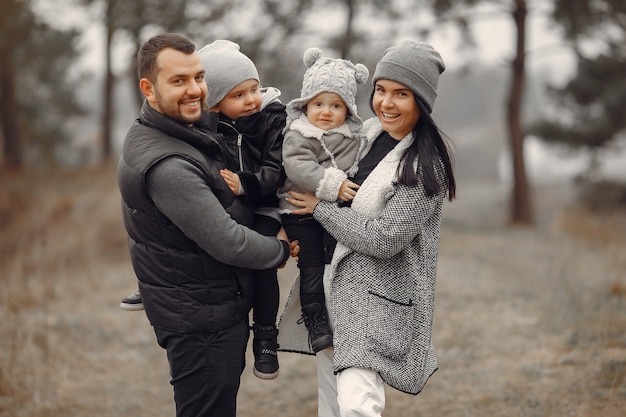 Linda familia jugando en un bosque de primavera