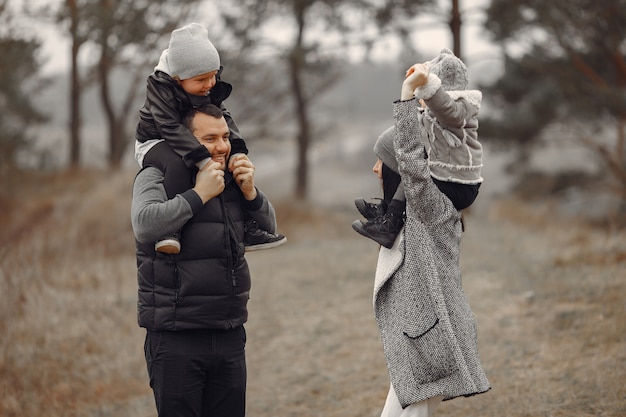 Foto gratuita linda familia jugando en un bosque de primavera