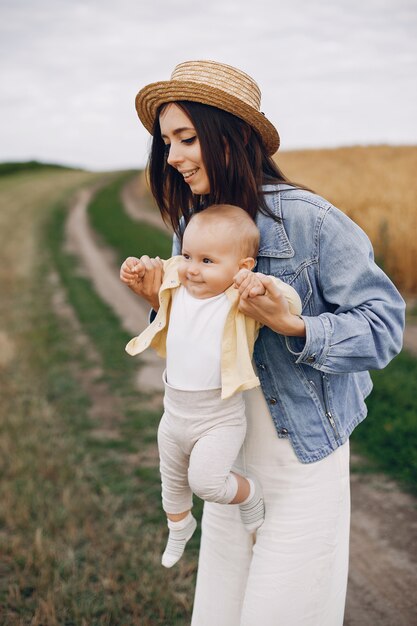 Linda familia jugando en un campo de otoño