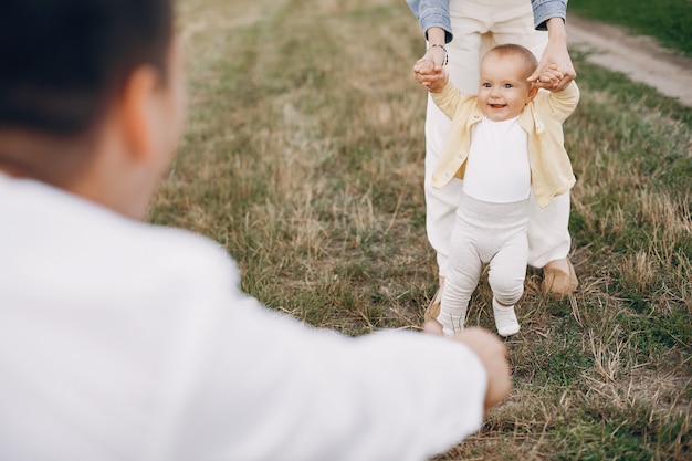 Linda familia jugando en un campo de otoño