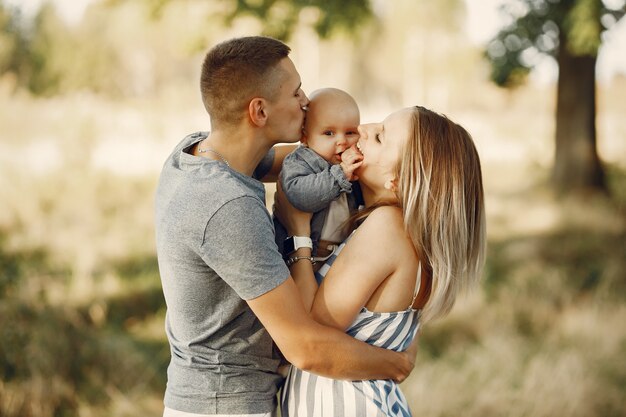 Linda familia jugando en un campo de otoño