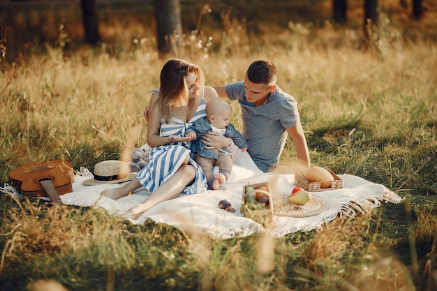 Linda familia jugando en un campo de otoño