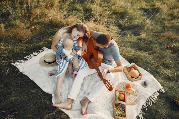 Linda familia jugando en un campo de otoño