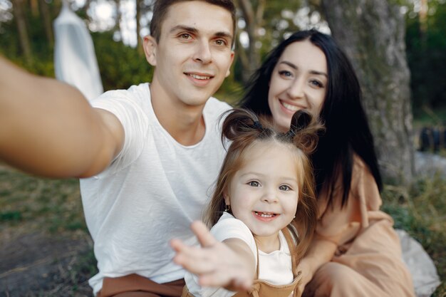 Linda familia jugando en un campo de otoño