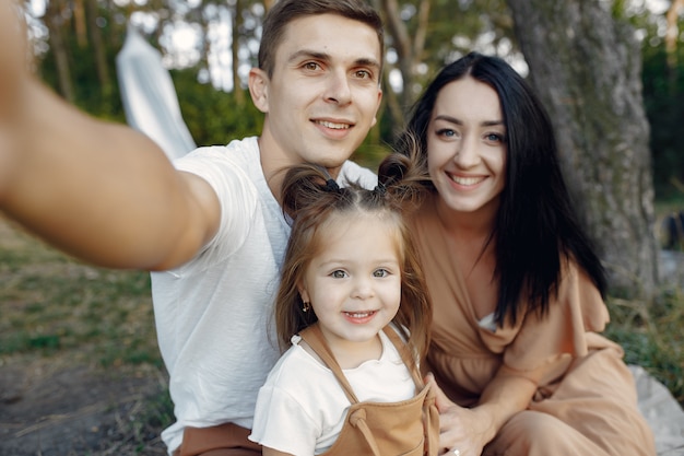 Linda familia jugando en un campo de otoño