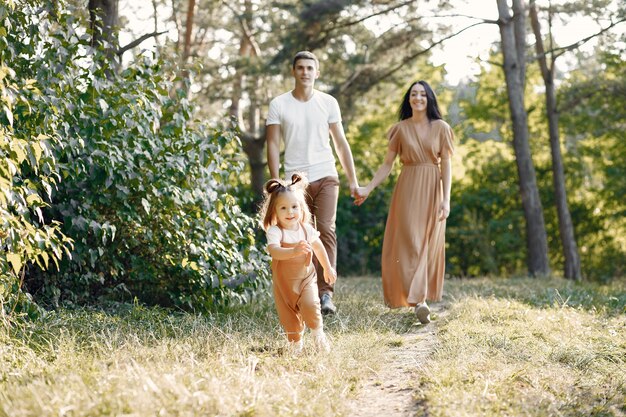 Linda familia jugando en un campo de otoño