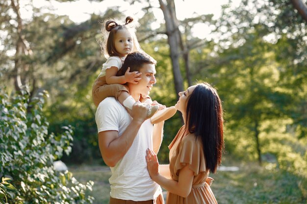 Linda familia jugando en un campo de otoño