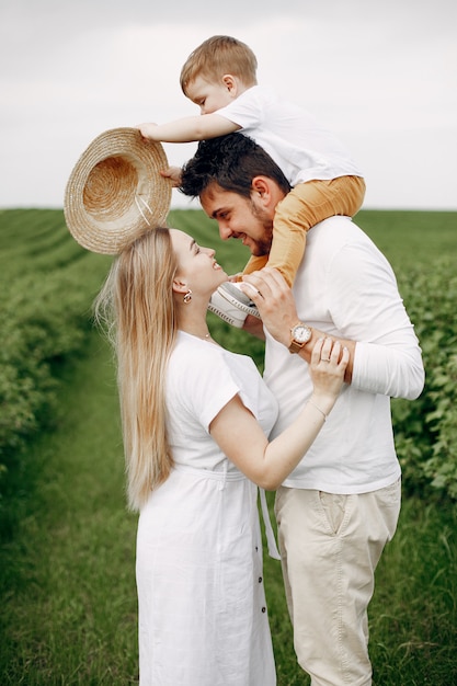 Linda familia jugando en un campo de verano