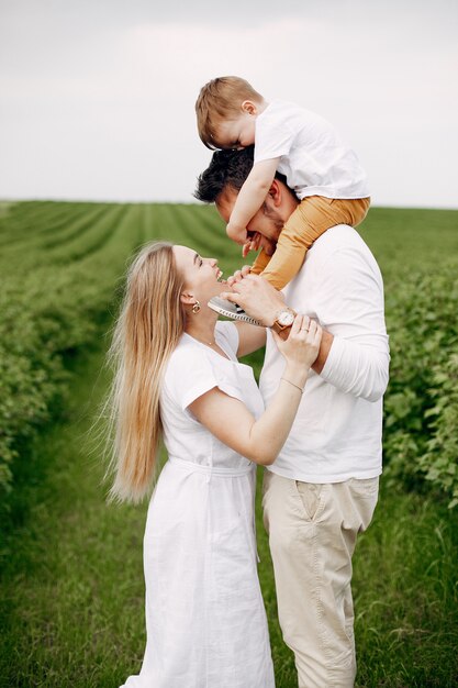 Linda familia jugando en un campo de verano