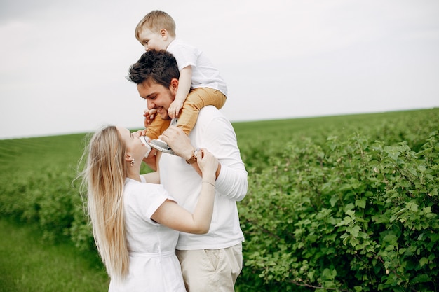 Linda familia jugando en un campo de verano