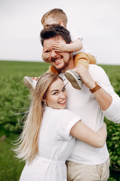 Linda familia jugando en un campo de verano