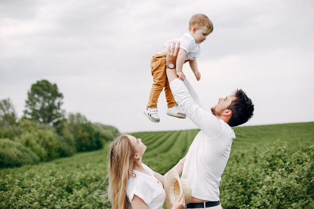 Linda familia jugando en un campo de verano