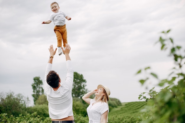 Linda familia jugando en un campo de verano