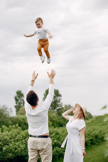 Linda familia jugando en un campo de verano