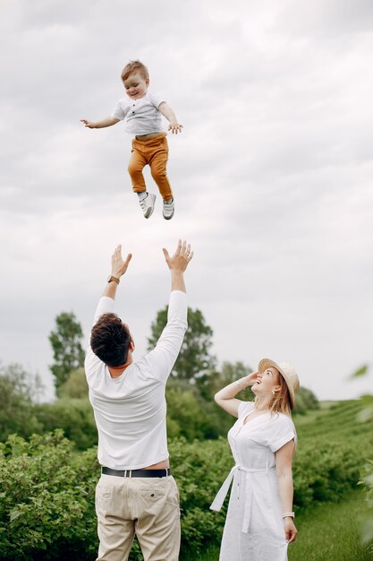 Linda familia jugando en un campo de verano