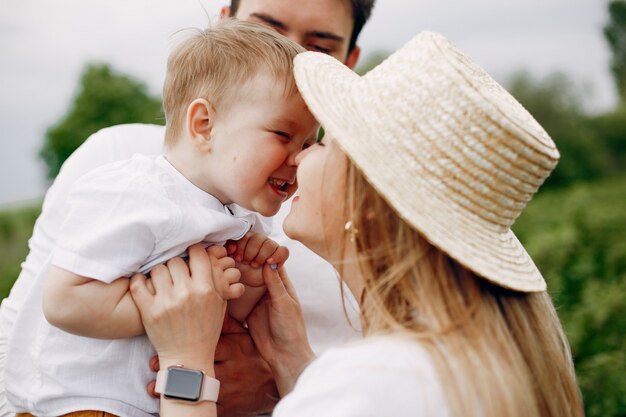 Linda familia jugando en un campo de verano