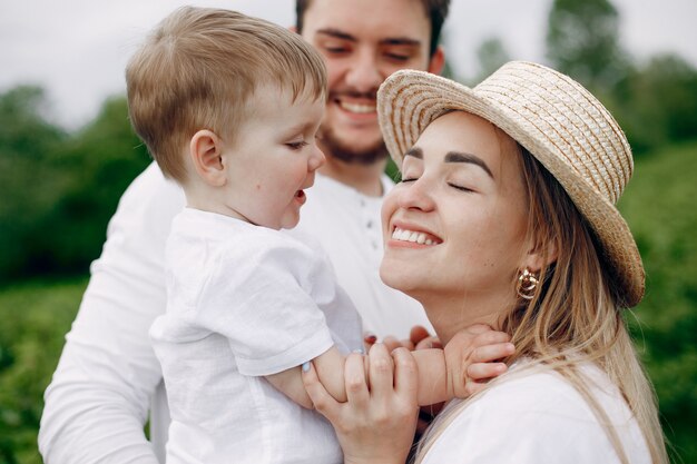 Linda familia jugando en un campo de verano