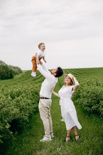 Linda familia jugando en un campo de verano