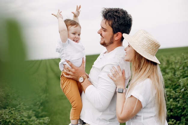 Linda familia jugando en un campo de verano