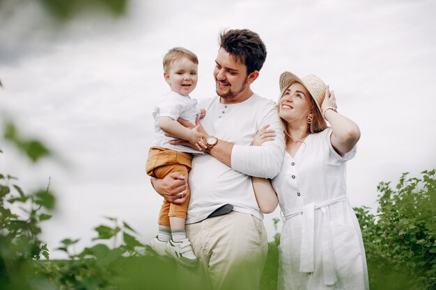 Linda familia jugando en un campo de verano