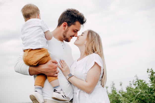 Linda familia jugando en un campo de verano