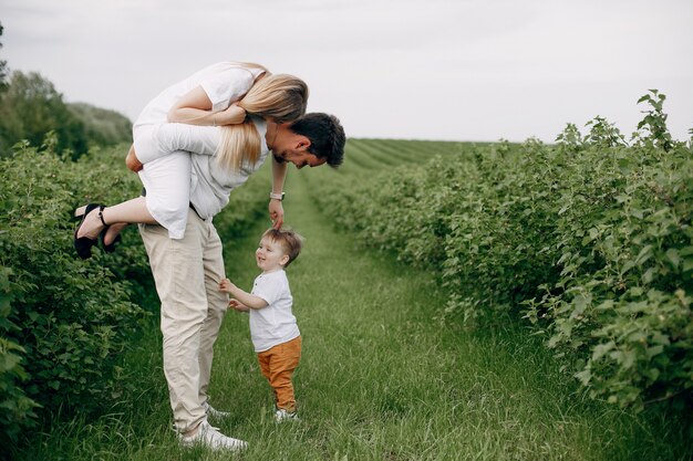 Linda familia jugando en un campo de verano