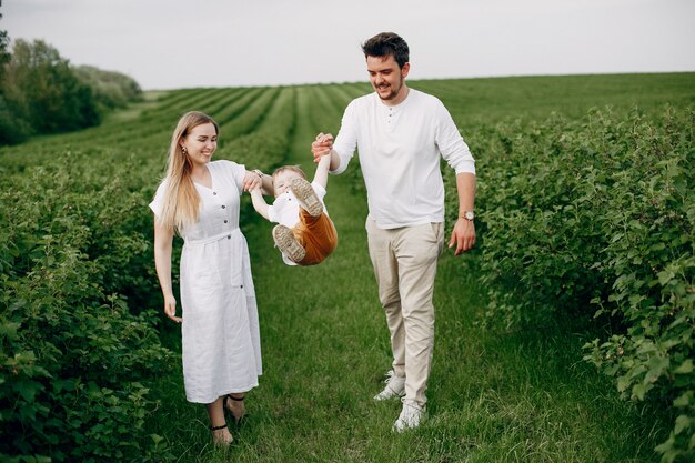 Linda familia jugando en un campo de verano