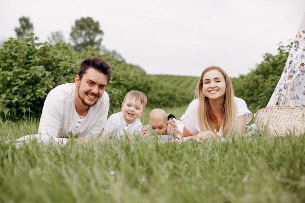 Linda familia jugando en un campo de verano