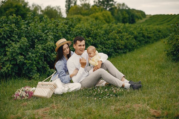 Linda familia jugando en un campo de verano