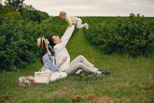 Linda familia jugando en un campo de verano