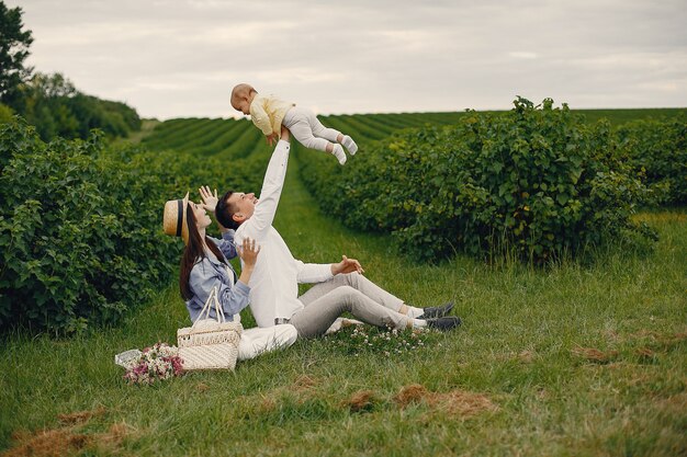 Linda familia jugando en un campo de verano