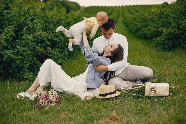 Linda familia jugando en un campo de verano