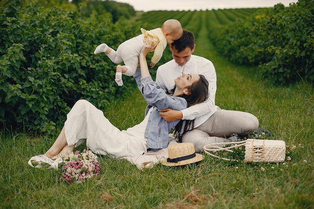 Linda familia jugando en un campo de verano