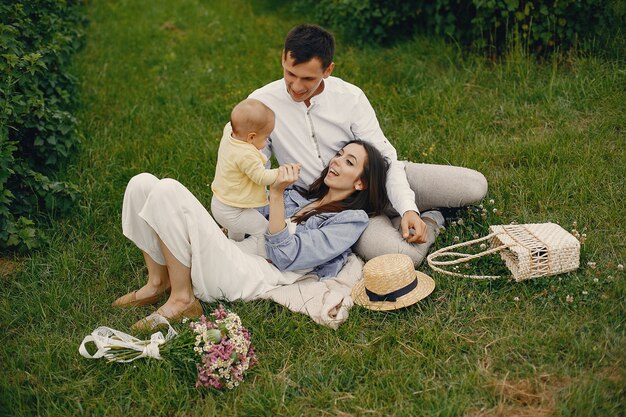 Linda familia jugando en un campo de verano