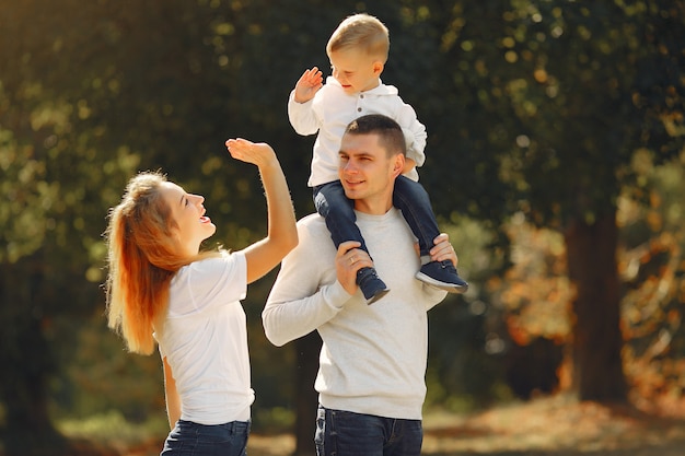 Linda familia jugando en un campo de verano