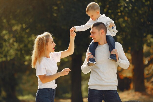 Linda familia jugando en un campo de verano