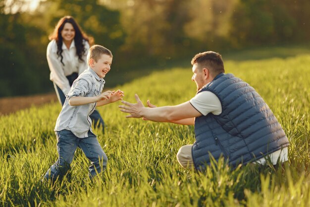 Linda familia jugando en un campo de verano