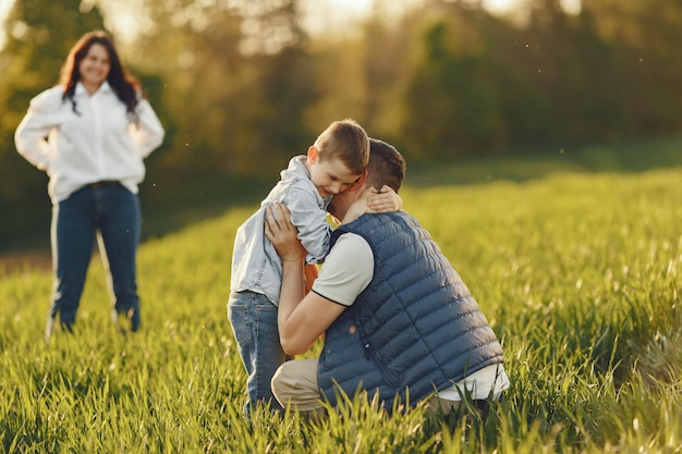 Foto gratuita linda familia jugando en un campo de verano