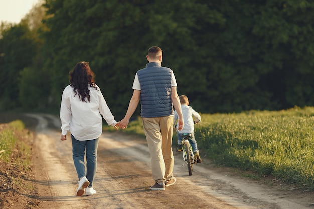 Foto gratuita linda familia jugando en un campo de verano