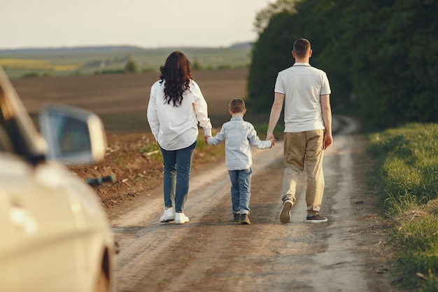 Foto gratuita linda familia jugando en un campo de verano