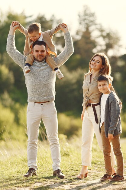 Linda familia jugando en un campo de verano