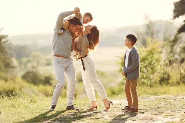 Linda familia jugando en un campo de verano